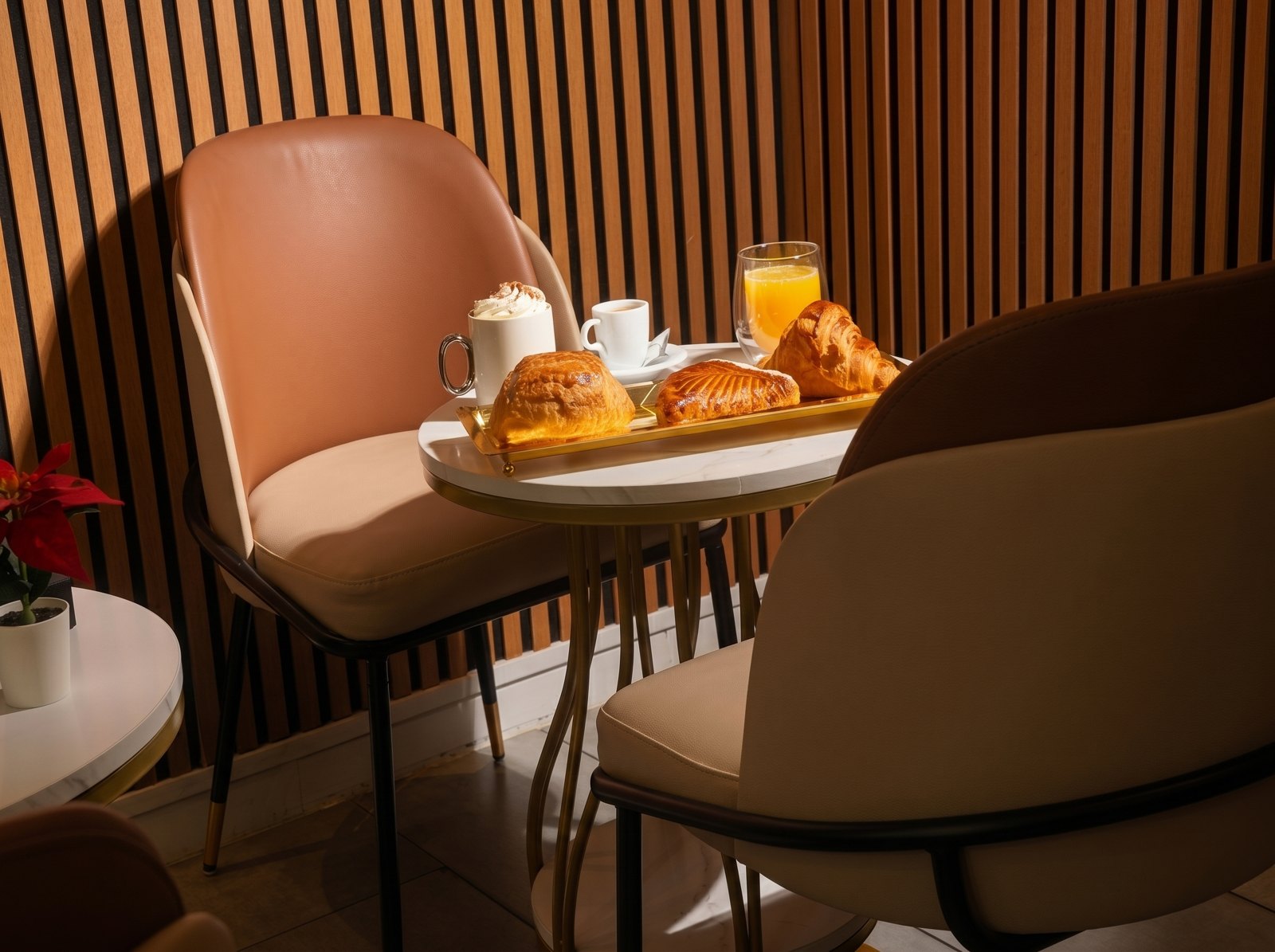 Int&eacute;rieur chaleureux de la p&acirc;tisserie Fanorona, 13e arrondissement de Paris