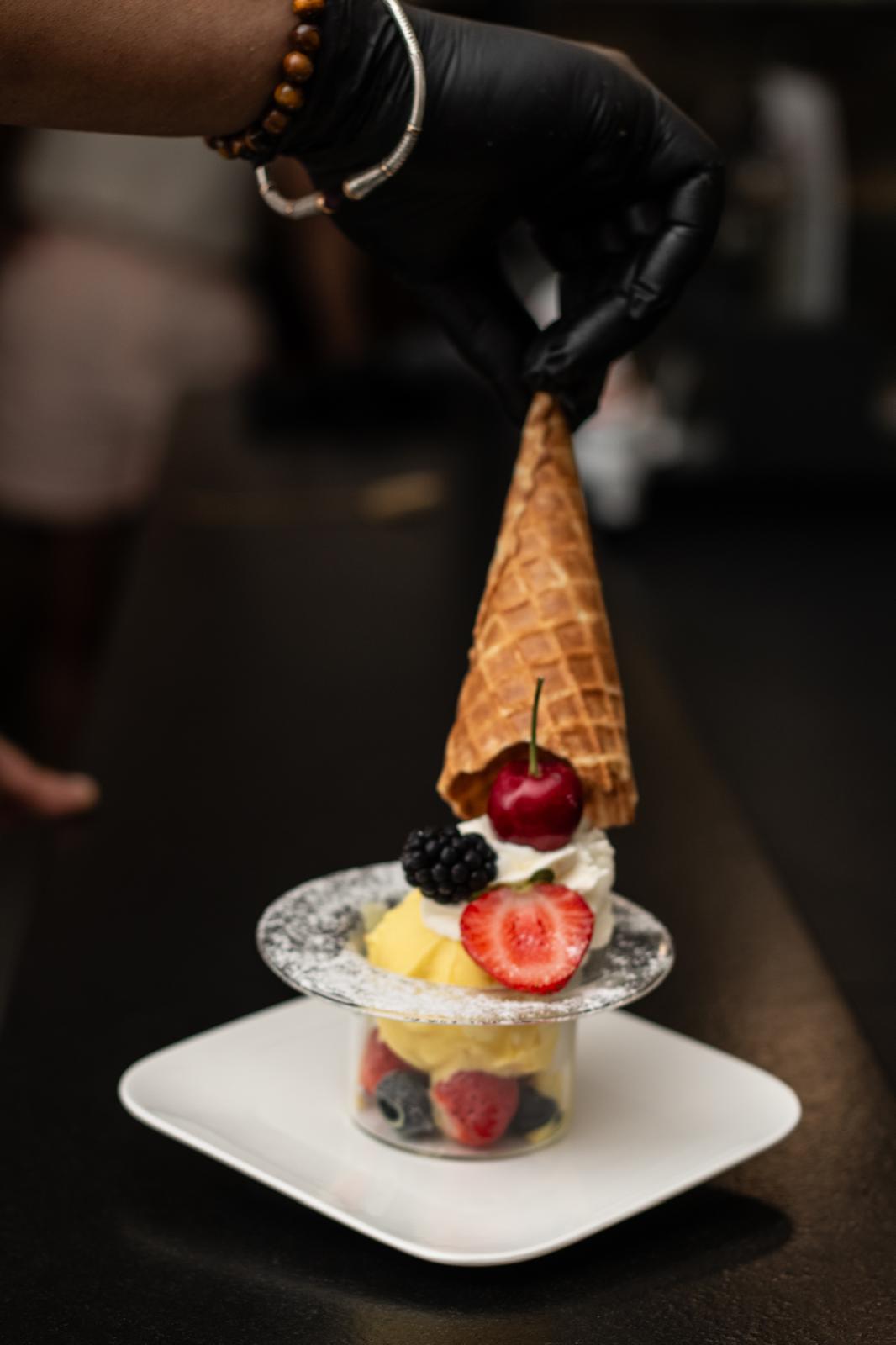 Dressage d'une coupe de glace artisanale &mdash; Fanorona