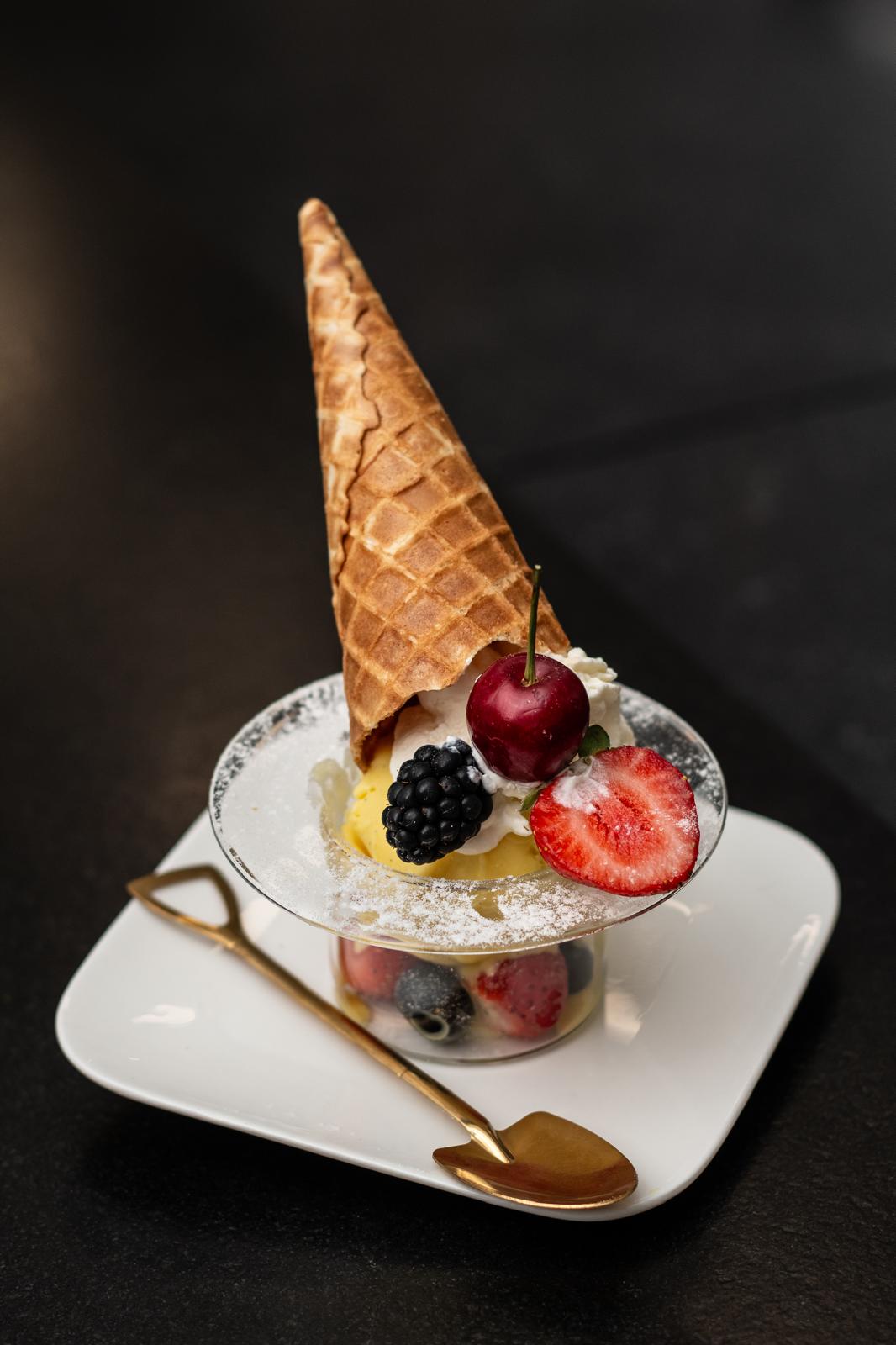 Coupe de glace artisanale Fanorona avec fruits rouges, crème maison et cornet gaufré